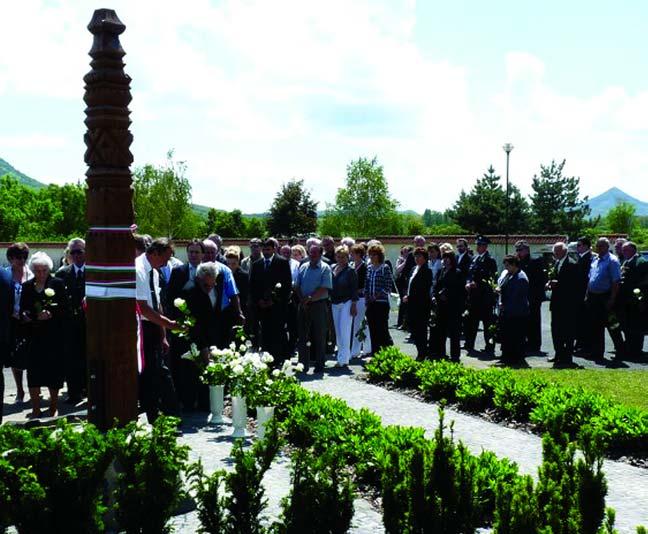 Az Új Köztemetõben a család, a tisztelõk, a munkatársak, a barátok és ismerõsök hatalmas karéja ölelte körül május 28-án Ács János sírját és kegyeletteljes fõhajtással, egy szál fehér virággal a
