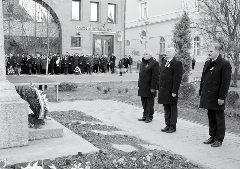 évfordulóján Hidvéghi Balázs, a Fidesz- Az önkormányzat nevében Dobos László polgármester, Gyurcsek János alpolgármester és Rózsa Sándor jegyző helyezett koszorút a Petőfi-szobor talapzatára Az