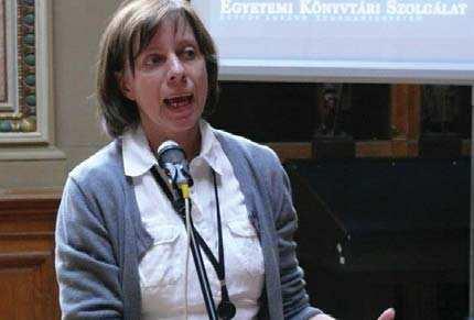 A természettudományi publikációk globalitásuknak köszönhetõen világméretekben épített adatbázisokból nyerhetõk ki az MTMT számára könnyen átadható formában, míg a humán tudományok esetében elsõsorban