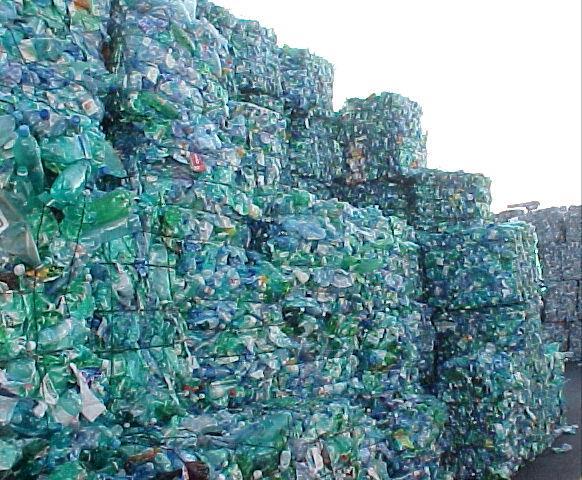 Megoldások a műanyag túltengésére Mivel a világ összes műanyagának csak 9%-át dolgozzák fel, az újabb műanyagok gyártása pedig rohamosan növekszik, nagyon fontos a szelektív