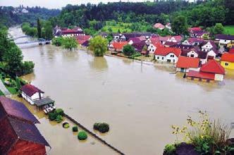 Olvasd el Petõfi Sándor A Tisza címû költeményét! Figyeld meg, hogyan írja le a költõ az áradást!