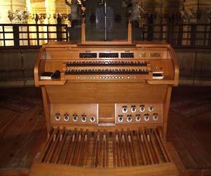 Az Aquincum Orgonagyár 1987-ben építette meg az orgonát a zalaegerszegi Városi Koncert- és Kiállítóteremben. Az épület eredetileg zsinagógaként működött, egészen a második világháború tragédiájáig.