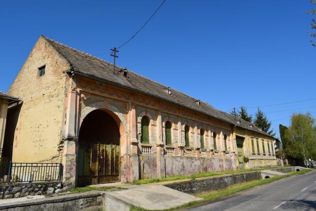 világháború után parcellázott területeken az országszerte általánosan elterjedtek a sátortetős, kockaházak és a nyeregtetős - sokszor tetőtér-beépítéses - házak.