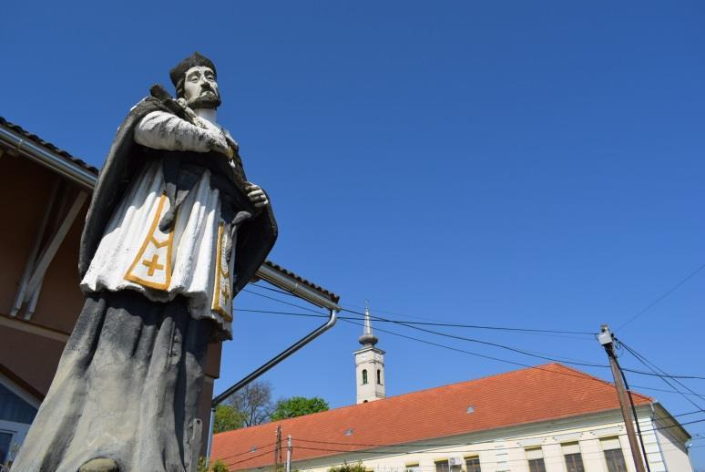 Nepomuki Szent János ábrázolást mutató szobor.