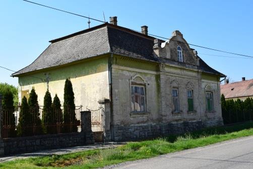 A lakóház villaszerű, manzárdtetős épület, utcai oldalon díszes oromfalas magasítású, a