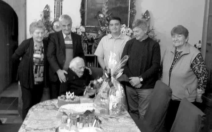 7 Erzsi néni 100 éves múlt 2020. február 17-én Isten éltesse e jeles nap alkalmából! Özv. Bozsik Bélánét, Erzsi nénit köszöntötte az Emődi Lengyel Nemzetiségi Önkormányzatunk küldöttsége a 100.