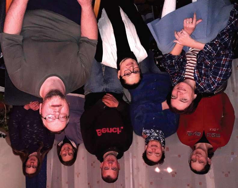 KÖZÖSSÉG Hagyunk időt az ünneplésekre is: születés-névnapokról, évfordulókról emlékezünk meg, Jézus születése napját is együtt, tortával köszöntöttük. Találkozóinkra készülünk imádságokkal, énekekkel.