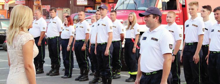 2 ÖNKORMÁNYZAT/ROVAT Az új szertárba új gyorsbeavatkozó tűzoltóautó is került Augusztus 27-én a városháza előtti téren adta át az új tűzoltóautót Denisa Saková belügyminiszter.