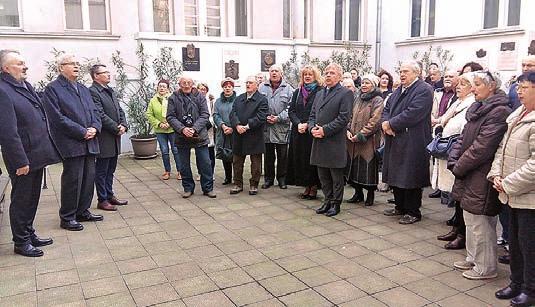 kommunista diktatúra ellen. Koszorúzás Ezt követően a kommunizmus áldozatainak emléktáblájánál koszorúzott Tőkés László, az EMNT elnöke, ifj.