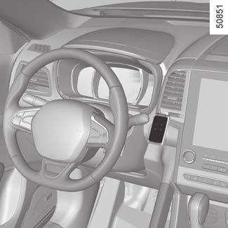 Motor beindítása és leállítása: RENAULT kártyával rendelkező gépjármű (2/5) 2 3 Nyomja be a fékpedált vagy a tengelykapcsoló-pedált, és érintse a RENAULT 3 kártyát (a logó felőli oldalát) az