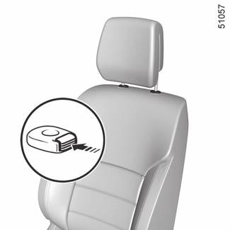 AZ ELSŐ FEJTÁMLA 1 A 2 1 B A B 2 3 3 A fejtámla felemelése Húzza a fejtámlát felfelé, a kívánt helyzetbe. Mindig ellenőrizze, hogy megfelelően reteszelve legyen.