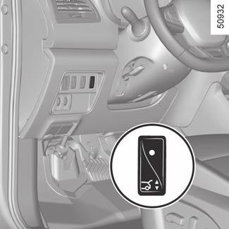 Motorizált csomagtérajtó (3/5) 4 A műszerfali kapcsolóval Gépjárműtől függően nyomja meg és tartsa nyomva a kapcsolót 4.
