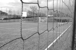 K Ö Z Ö S S É G I É L E T Elkészült a mûfüves futballpálya Nemcsak elkészült, de november 10- én átadásra is került a mûfüves focipálya, melyrôl elmondhatjuk, hogy az eddigi legnagyobb helyi