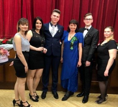 A osztály kozmetikus-stylist tanulói által kaphattunk betekintést az iskolai tanórák színterébe.