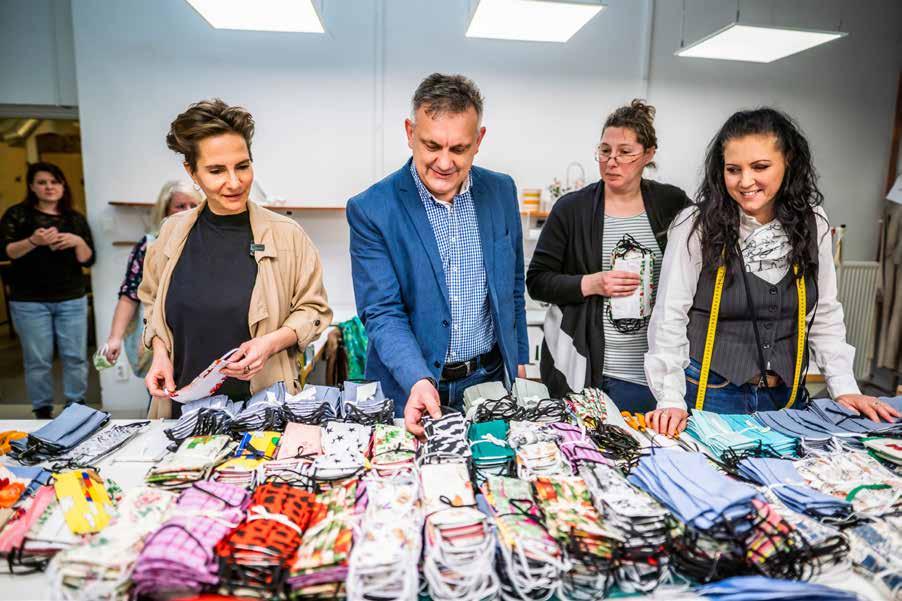 VÍRUS IDEJÉN Weigand Livia, Vágó Gábor, Brózik Katalin, Illés Brigitta I Fotó: Berecz Valter MASZKVARRÁS védekezéshez hozzájárulva maszkokat kezdtek szabni és varrni.