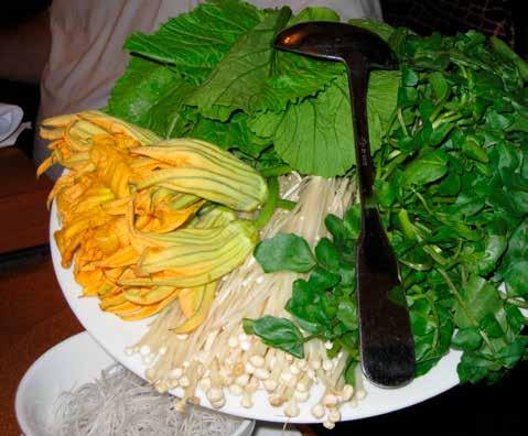 Kitekintés 11. kép A Cosmos sulphureus leveleit (a karalábétól balra) darált hússal fogyasztják 12. kép A tök virága és a mustár levelei salátának, illetve köretnek a Kárpát-medencében.