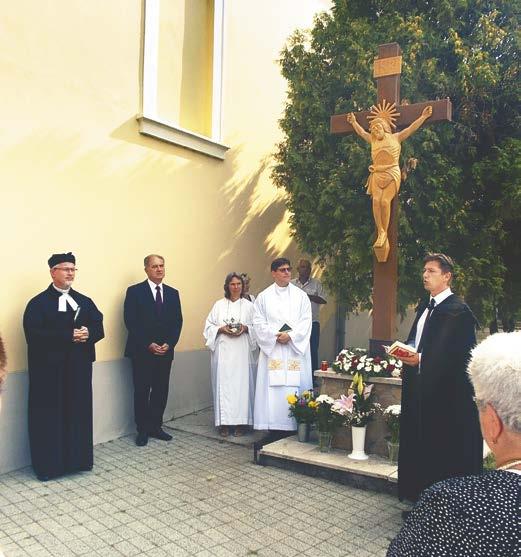 Az ünnep tiszteletére szorgos kezek megtisztították a Vágás és Bóbitás utca találkozásánál álló Szent István emlékművet.