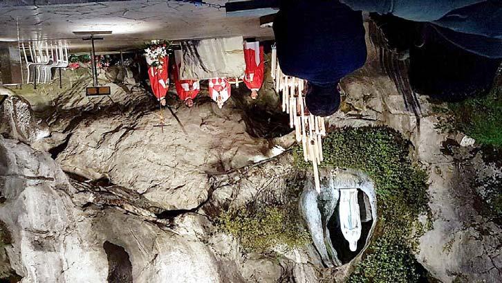 A hely különlegessége, hogy fõbejáratától kis folyosók indulnak, melyek márványborítása a hálatáblák ezreibõl adódik. Alig vártuk, hogy a szentmise után részt vehessünk a gyertyás körmenetben.