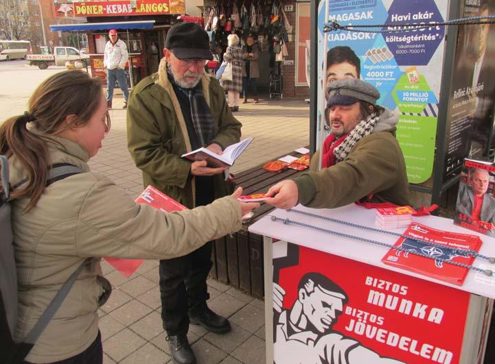 6 Pécsett a Mecsek áruház előtt A B Köszönetet mondunk a Honvédségnek, a magyar katonáknak, akik kiveszik részüket a határok védelmében mondotta.