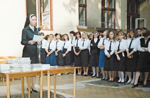 nővérportré Ekkor érkezett a hatóság részéről egy rosszmájú megjegyzés: Rogyjon rájuk az épület, az egy jó megoldás!