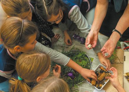egymásra helyezett szalvétákat. A nyakát az aranyszínű zsinórral kössük meg.