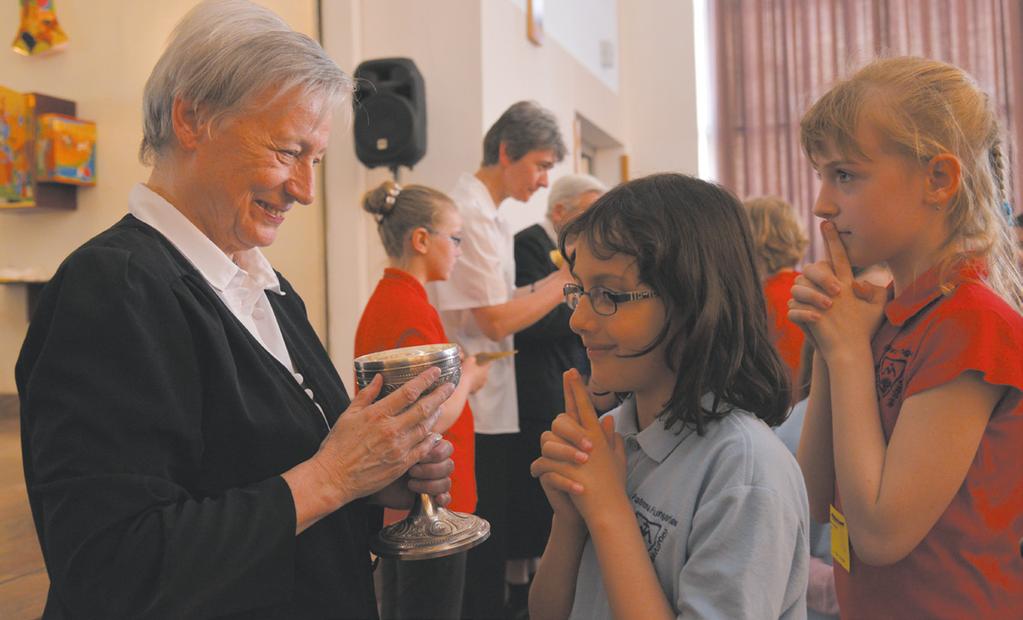 nővérportré AZ ÚRISTEN RENDSZERÉBEN SEMMI NINCS HIÁBA Találkozás Erdősi M.
