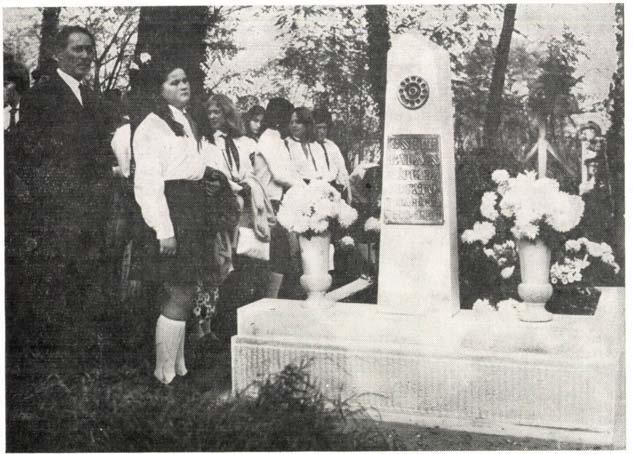 A szép emlékművet, a helyi Lenin MgTsz adományozta, s Farkas Miklós, fiatal szobrászművész és Gyulay Gábor kőfaragó, Csete Balázs egykori tanítványa alkotta.