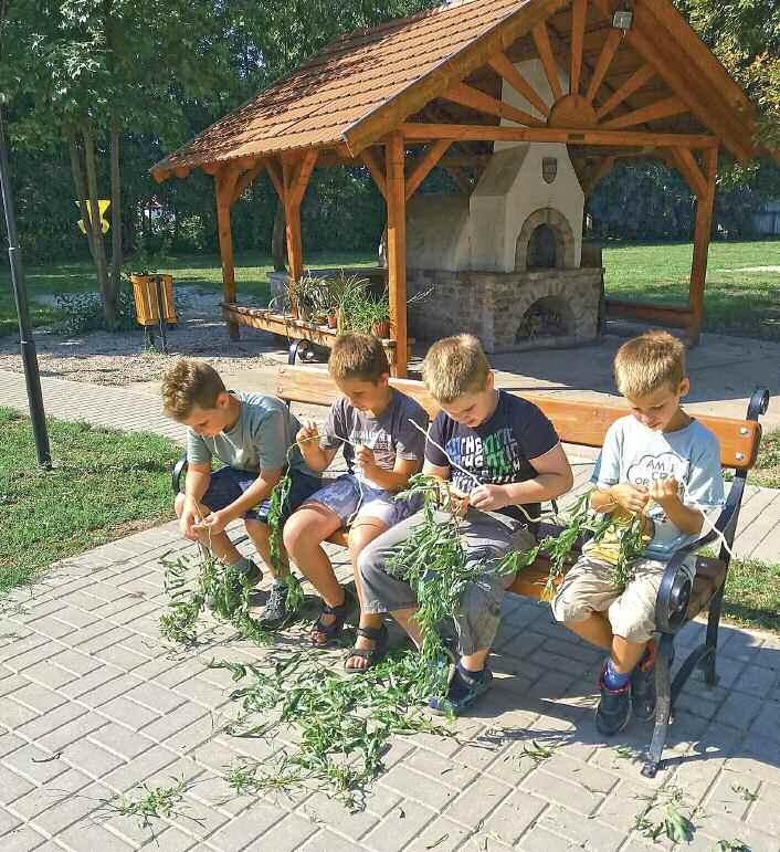 A hulladékból valami újat már bevált hagyomány az olvasótáboraimban. Ezen a nyáron műanyag palackból készítettek a gyerekek két ügyességi játékot.