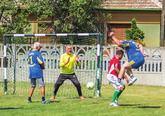 Ők 10-kor már elhelyezkedtek az általános iskola sportpályáján. A falunapi eseményeket az önkormányzat megbízásából Kollár Tamás fényképezte. Sikerült is lencsevégre kapnia a védéseket és a gólokat.