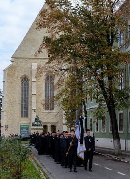 Bázelben, a német ajkú gyülekezetben is 1992-ig szolgált, majd feleségestül hazatelepült Magyarországra és Bodrogkisfaludon élt haláláig.