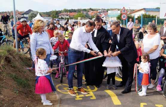 kilométeres, hangulatos útra, amely követi a domborzat adta lejtőket és kisebb emelkedőket. Sőt akadtak, akik gördeszkával és rollerrel is kipróbálták.