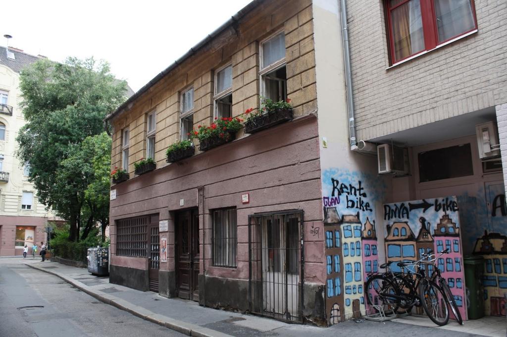 Az épület leírása: Kazinczy utcai homlokzat: Az egyemeletes épület utcai homlokzata emeleti szintjén öttengelyes kialakítású. Földszinten a középső tengelyben kétszárnyú kapuzat látható.