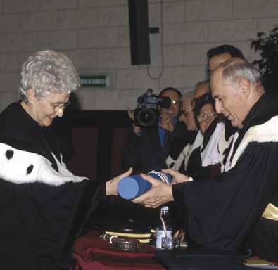 Vatikáni Zsinat lezárásának huszadik évfordulóján. 1988-ban pedig megkapja az Augsburgi Béke-díjat Németországban.