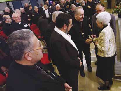 Alatta: Chiara a Fokoláre Mozgalom püspök barátainak egyik találkozóján Ry³ko érseket üdvözli.