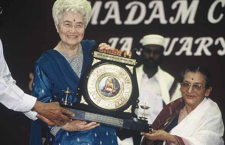párbeszéd nyitottság Fent: Chiara Lubich Koimbatoréban (India) 2001 januárjában átveszi a Béke védelmezője díjat Minoti Aram, a Santi Asram elnöke kezéből. Lent: W. D.