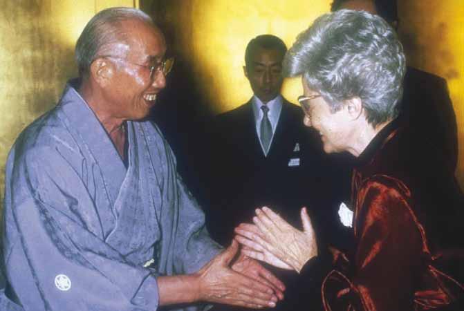 párbeszéd Balra: Nikkio Nivano, a buddhista Rissho Koszeikai mozgalom alapítója Chiara Lubichkal Japánban 1979-ben. Alul: Nicsiko Nivano, a Rissho Koszei-kai jelenlegi elnöke.