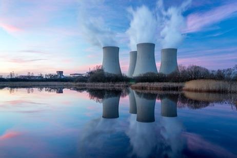 2020 nyarán világszerte még 408 db nukleáris reaktor üzemelt, ami 30 éve nem tapasztalt mélypontot jelöl.