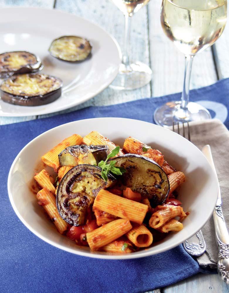Pasta alla Norma 6 Tipp: Ha még több zöldséget csempésznél a fogásba, tészta helyett készítsd el a Bonduelle Légumio zöldborsó és cukkini rigatonijával!