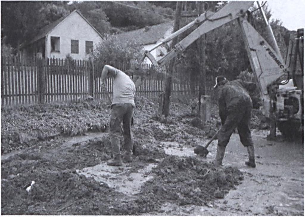 Ezzel egy időben lesz kialakítva a rendelő bejáratában az akadálymentesítést szolgáló, rámpa.