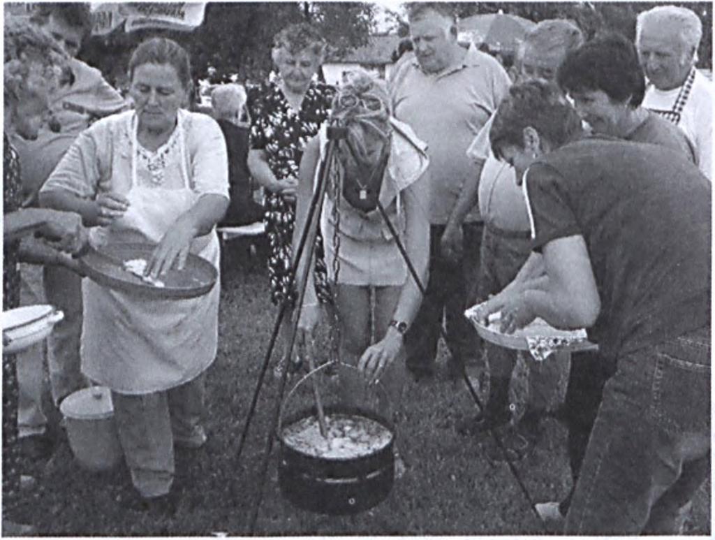 Fenti képünkön a főzőversenyen készült A kakaspörkölt főző versenyen lépett fel először közönség előtt az a most alakulófélben lévő cigány fiatalokból álló tánccsoport, mely Petrovics Sándor