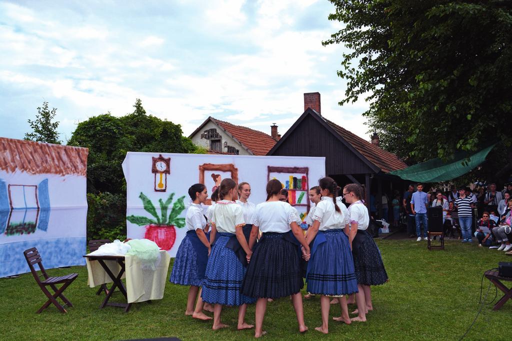 2. A tanulók tánca és a közönség