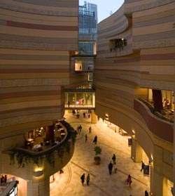 14 : Namba Parks Alışveriş Merkezi kuşbakışı görünümü Đki faz halinde 2007 yılında tamamlanan proje, karma formlu yapısı, ana dolaşım aksını vurgulayan kanyon teması ve teras kullanımları ile dikkat