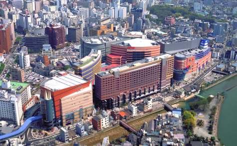 Fukuoka, Asya ülkeleri ile Japonya arasında ticari ve kültürel köprü olarak gelişen bir liman kentidir. Canal City 176.575 nüfuslu, valilik bölgesi olan Hakata nın merkezindedir.