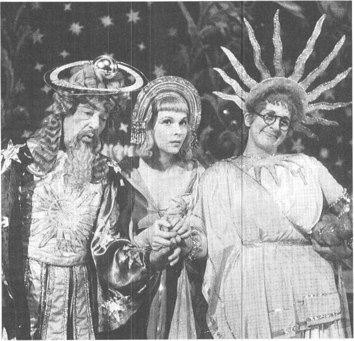 Porcelántálak, -vázák, -tányérok.