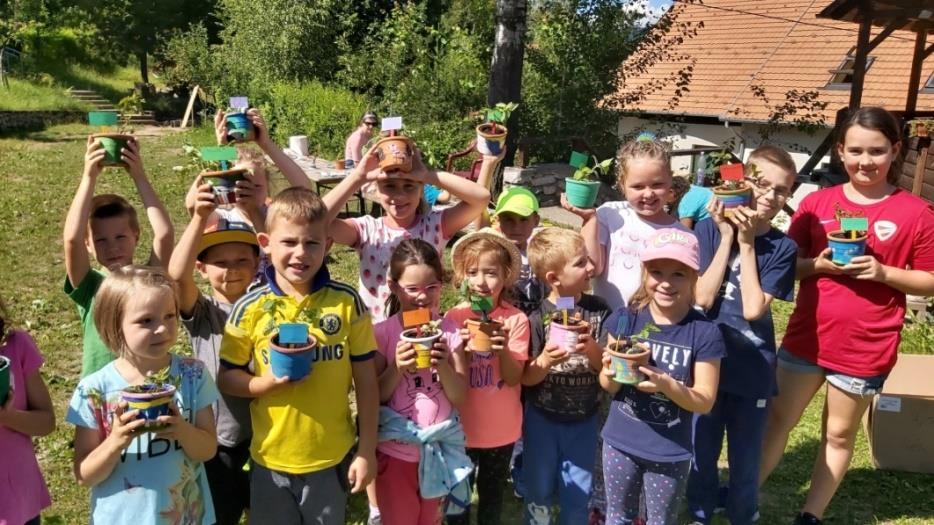 Nagyon fontosnak tartjuk, hogy a hozzánk érkező gyerekeknek ne didaktikus módon adjuk át a tudást, hanem a szabad ég alatt, tapasztalati úton és legfőképpen élményeken keresztül ismerkedjenek a