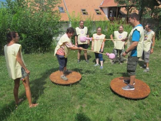 6.4.2 Ízelítő a középkori lovagvilágból Lovagi torna: egy kúpos pajzson egyensúlyozva kell harcolni, eltalálni az ellenfelet a bot két