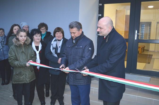 A bölcsődés korú gyermek apró termetéhez illő, szabványoknak megfelelő felszerelést, és a futkározáshoz sok szabad teret talál. A beépített játékeszközök biztonsággal használhatók egyedül.