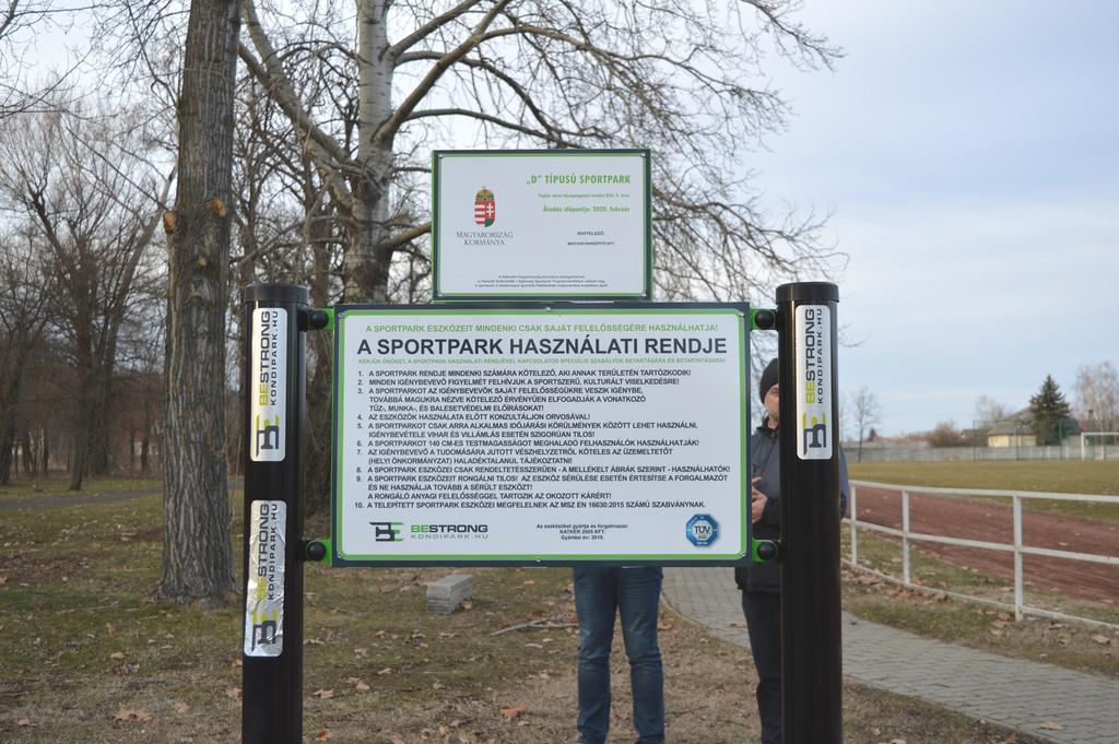 A Sportpark mintegy 150 m2-en került kiépítésre gumi burkolattal, és számos testedző eszközzel.