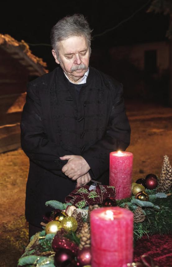 Velence város hivatalos facebook oldala minden adventi vasárnap 17 órától teszi közzé adventi programjait.