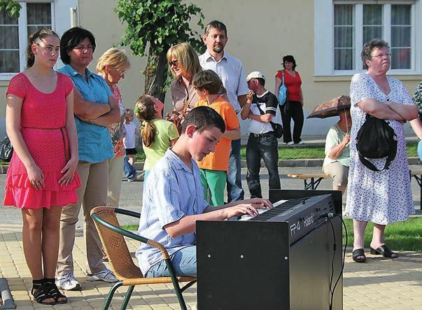 Ezen a napon Kiss Kiara és Jármai Edit lesz a rendezvény házigazdája.